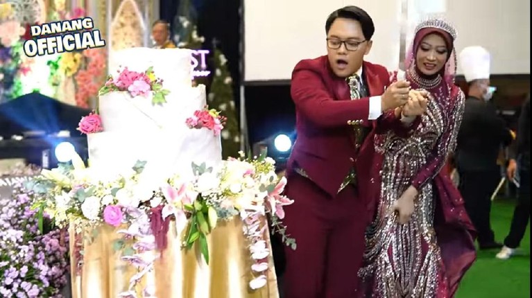 8 Momen Insiden Tak Terduga di Acara Ngunduh Mantu Danang DA & Hemas Nura Danang DA dan Hemas Nura baru saja menggelar acara ngunduh mantu di Banyuwangi, namun ada insiden tak terduga. Yuk intip!