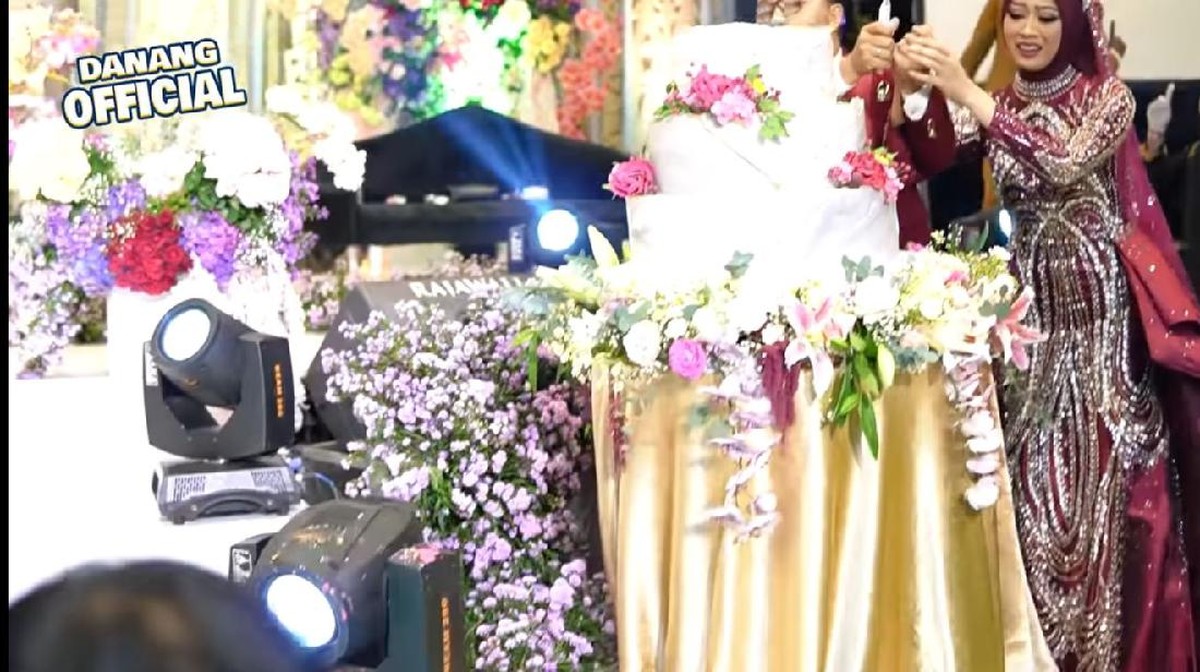 Danang DA dan Hemas Nura baru saja menggelar acara ngunduh mantu di Banyuwangi&comma; namun ada insiden tak terduga&period; Yuk intip&excl;