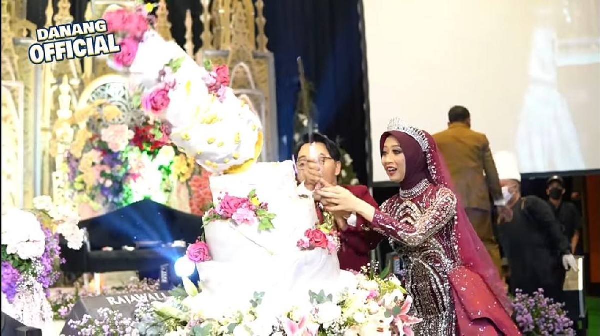 Danang DA dan Hemas Nura baru saja menggelar acara ngunduh mantu di Banyuwangi&comma; namun ada insiden tak terduga&period; Yuk intip&excl;