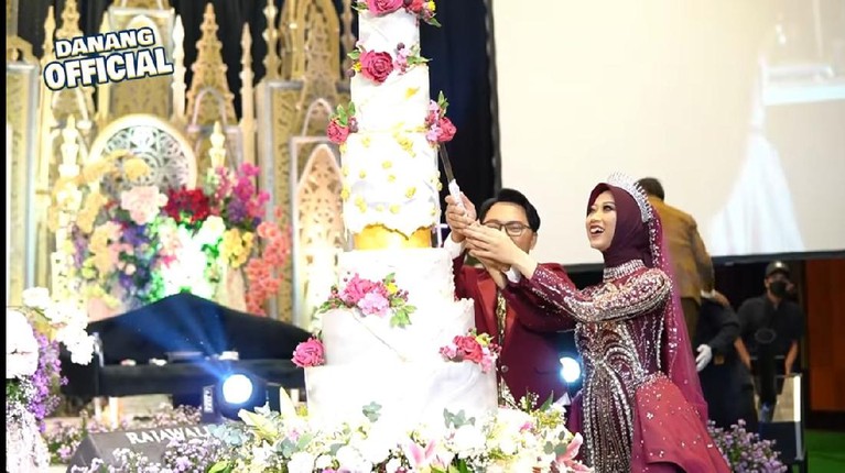 8 Momen Insiden Tak Terduga di Acara Ngunduh Mantu Danang DA & Hemas Nura Danang DA dan Hemas Nura baru saja menggelar acara ngunduh mantu di Banyuwangi, namun ada insiden tak terduga. Yuk intip!