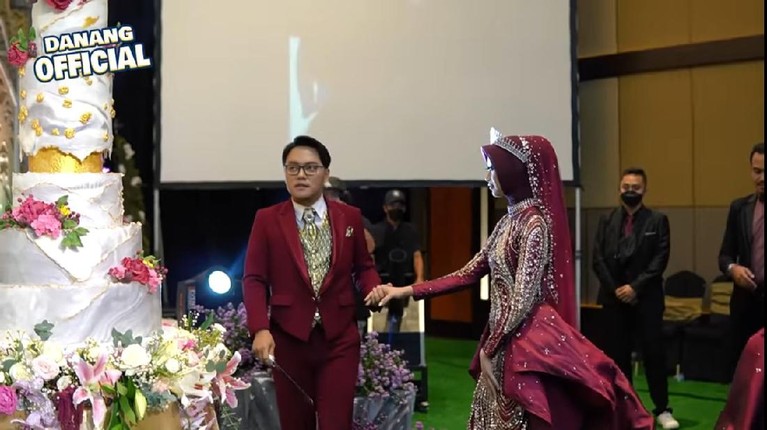 8 Momen Insiden Tak Terduga di Acara Ngunduh Mantu Danang DA & Hemas Nura Danang DA dan Hemas Nura baru saja menggelar acara ngunduh mantu di Banyuwangi, namun ada insiden tak terduga. Yuk intip!