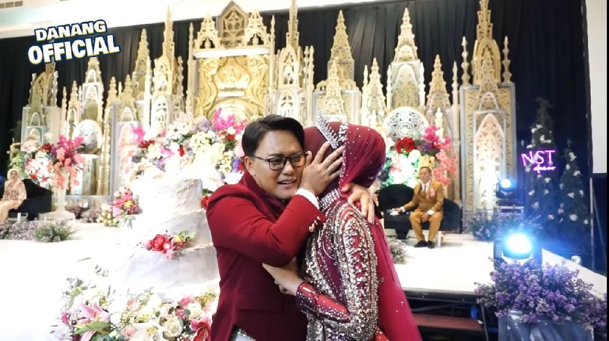 Danang DA dan Hemas Nura baru saja menggelar acara ngunduh mantu di Banyuwangi&comma; namun ada insiden tak terduga&period; Yuk intip&excl;