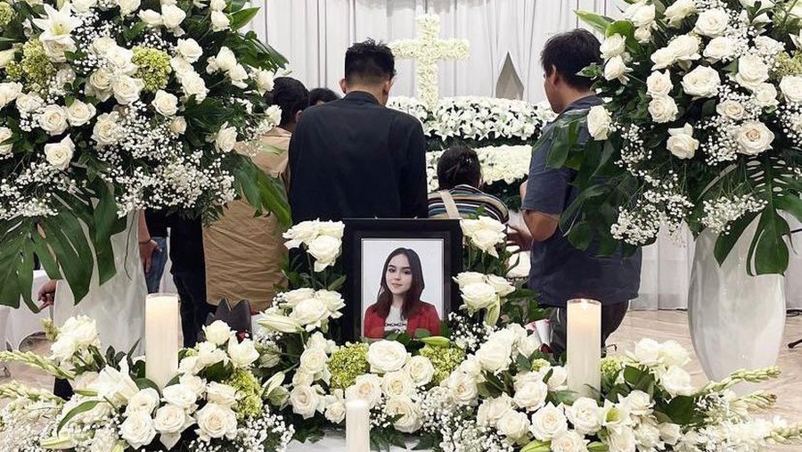 8 Potret Suasana Haru di Rumah Duka Sebelum Laura Anna Dikremasi Suasana rumah duka Laura Anna terasa sangat haru dan dipenuhi isak tangis. Yuk intip potret suasananya!