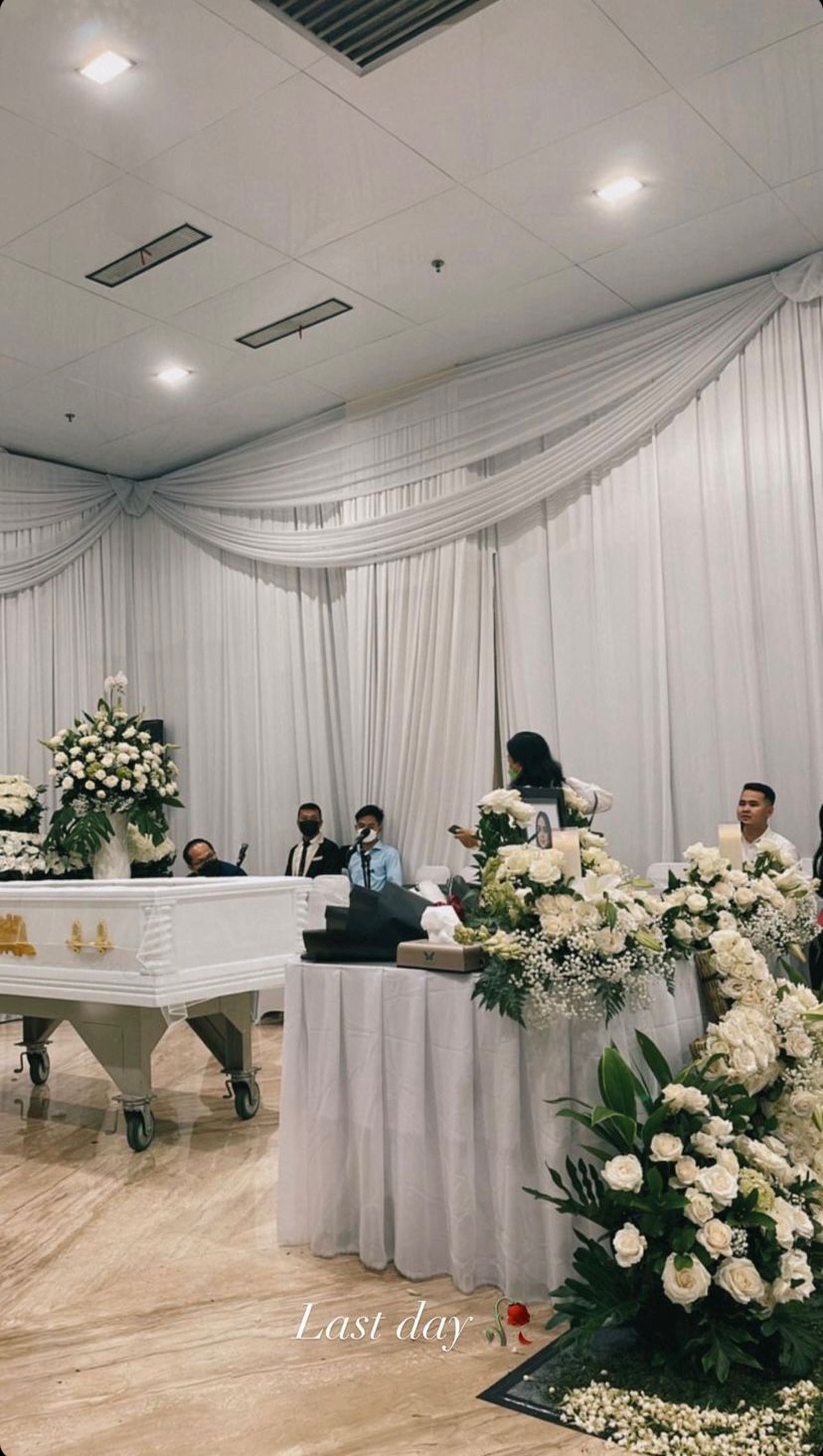 Suasana rumah duka Laura Anna terasa sangat haru dan dipenuhi isak tangis&period; Yuk intip potret suasananya&excl;