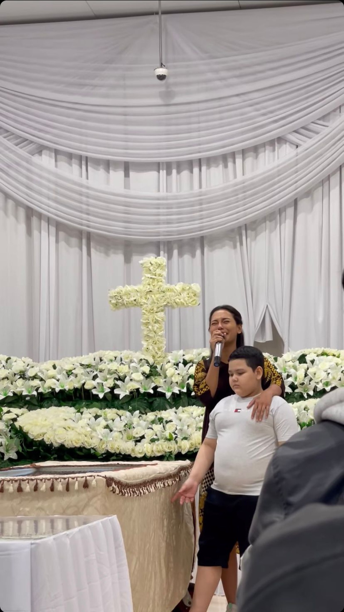 Suasana rumah duka Laura Anna terasa sangat haru dan dipenuhi isak tangis&period; Yuk intip potret suasananya&excl;