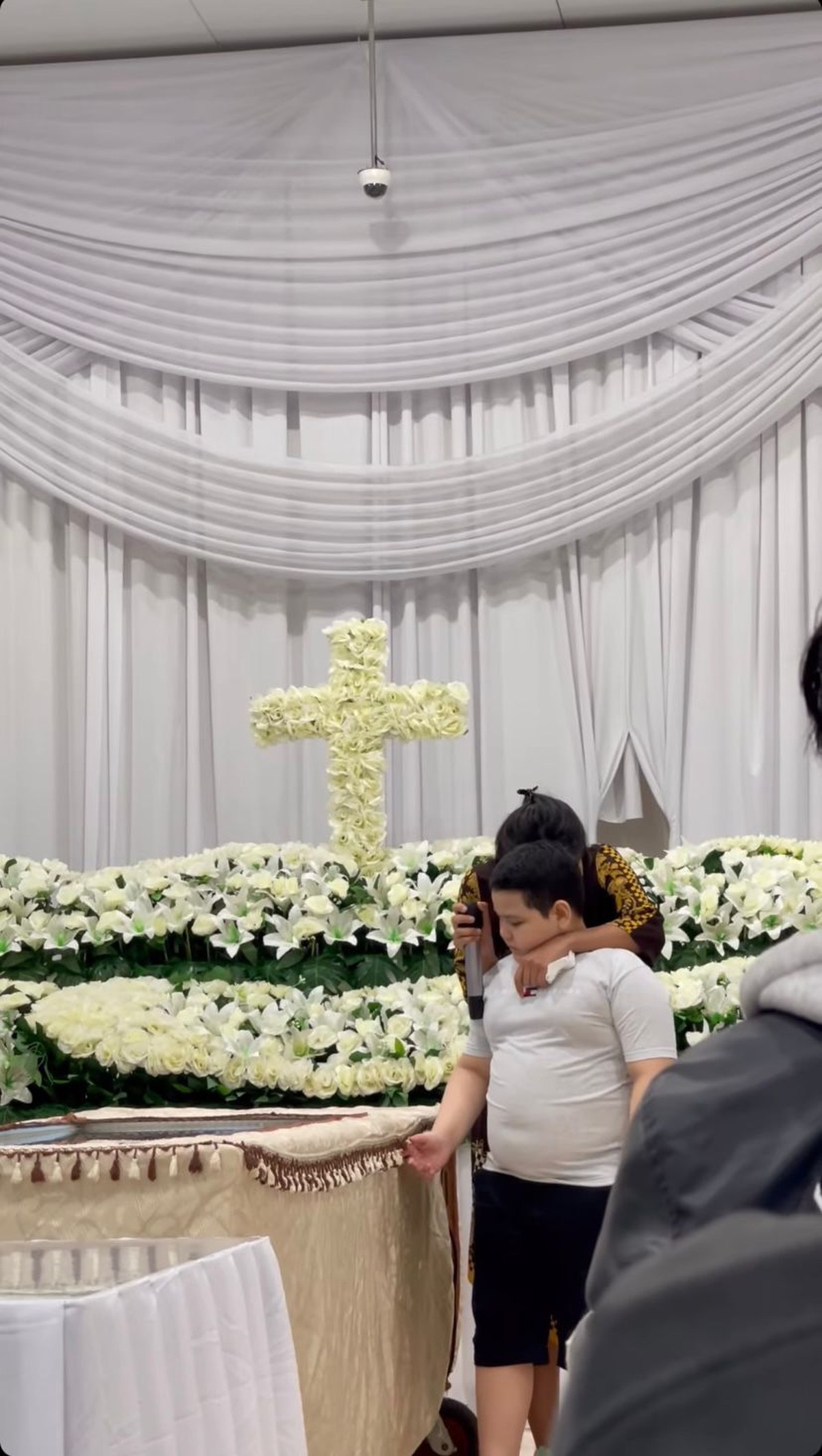 Suasana rumah duka Laura Anna terasa sangat haru dan dipenuhi isak tangis&period; Yuk intip potret suasananya&excl;