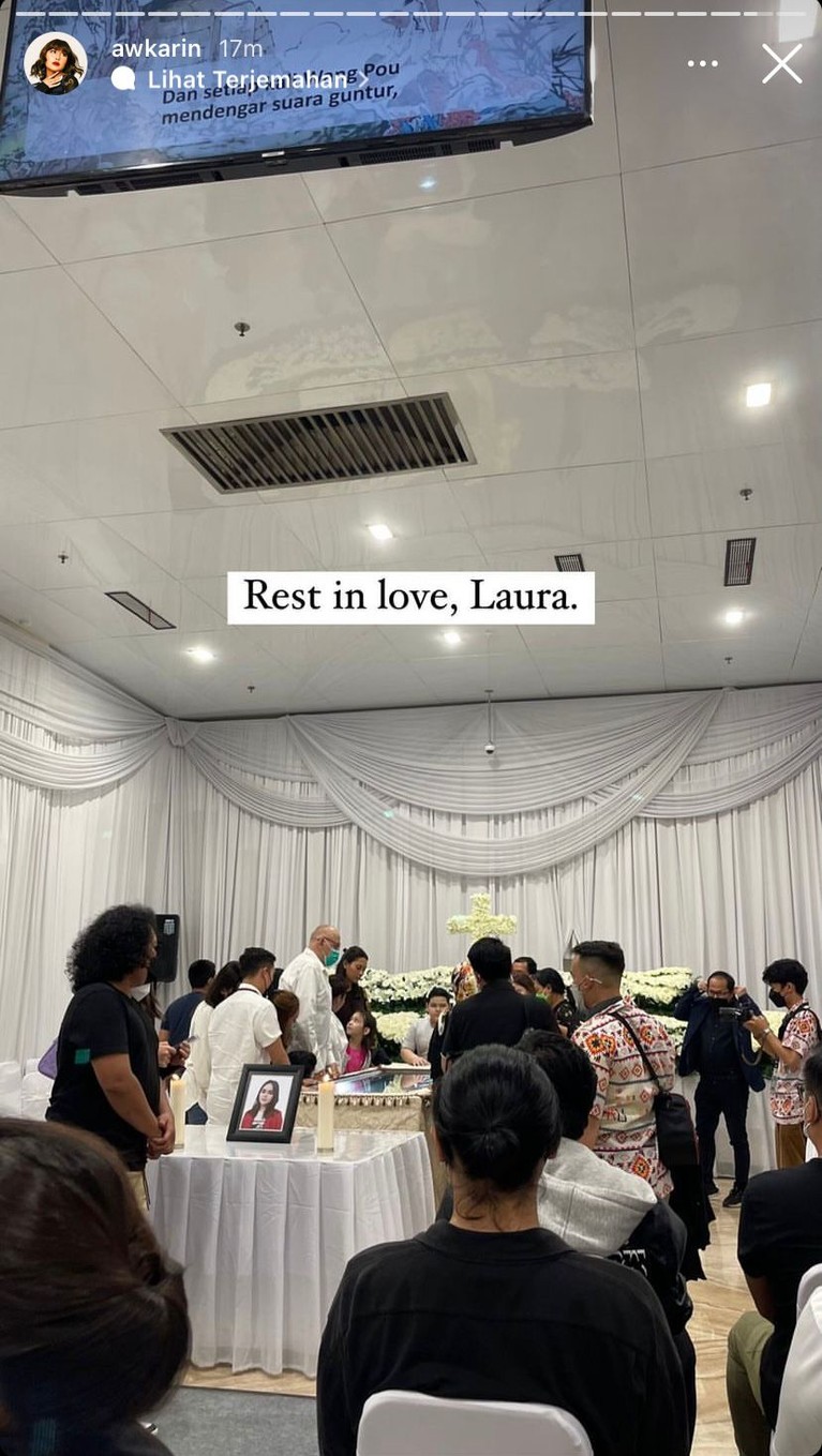Suasana rumah duka Laura Anna terasa sangat haru dan dipenuhi isak tangis. Yuk intip potret suasananya!