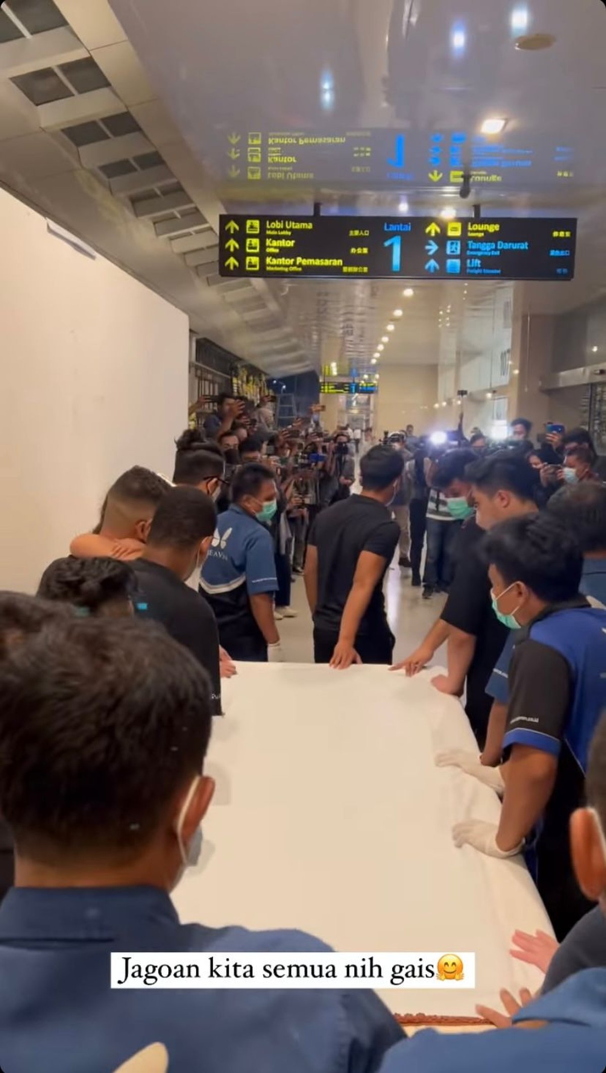 Suasana rumah duka Laura Anna terasa sangat haru dan dipenuhi isak tangis&period; Yuk intip potret suasananya&excl;