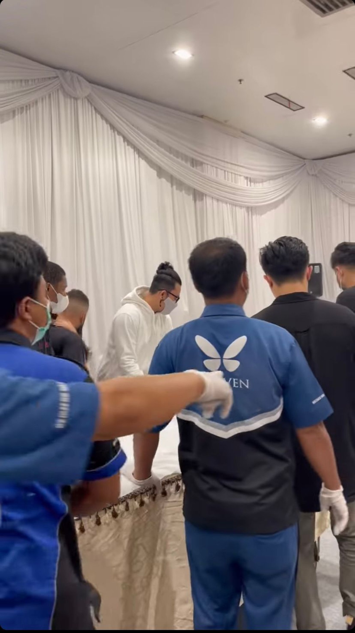 Suasana rumah duka Laura Anna terasa sangat haru dan dipenuhi isak tangis&period; Yuk intip potret suasananya&excl;