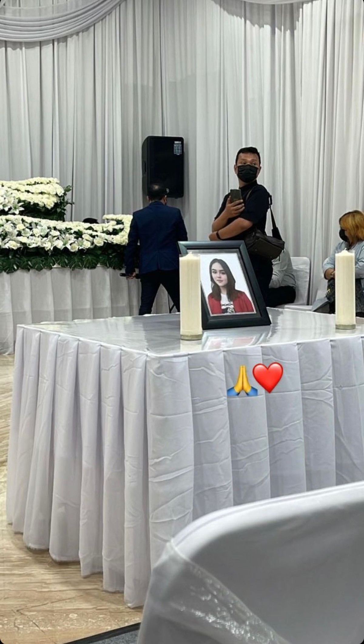 Suasana rumah duka Laura Anna terasa sangat haru dan dipenuhi isak tangis&period; Yuk intip potret suasananya&excl;