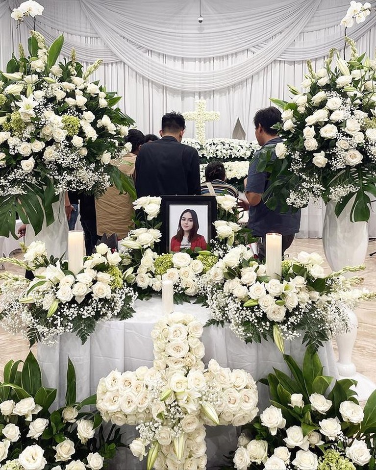 Suasana rumah duka Laura Anna terasa sangat haru dan dipenuhi isak tangis. Yuk intip potret suasananya!