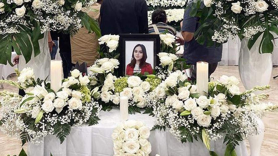 8 Potret Suasana Haru di Rumah Duka Sebelum Laura Anna Dikremasi Suasana rumah duka Laura Anna terasa sangat haru dan dipenuhi isak tangis. Yuk intip potret suasananya!