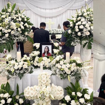 8 Potret Suasana Haru di Rumah Duka sebelum Laura Anna Dikremasi