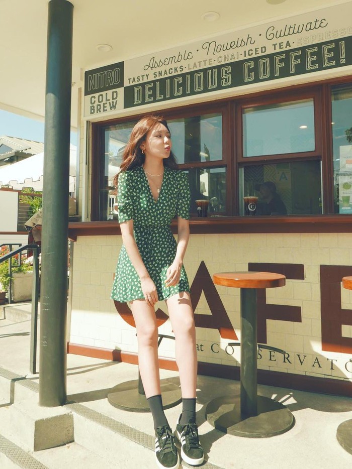 Ada acara family gathering saat Natal? Kamu bisa contek gaya Sooyoung satu ini, Beauties. Coba padukan mini dress dengan sepatu kets, yuk! Kamu bisa dapat kesan manis tapi juga boyish dalam satu tampilan./ Foto: Instagram.com/sooyoungchoi