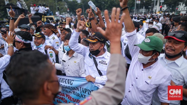 Lalu lintas di depan Gedung DPR dari arah Semanggi menuju Slipi terpantau macet karena demonstrasi ribuan aparat desa.