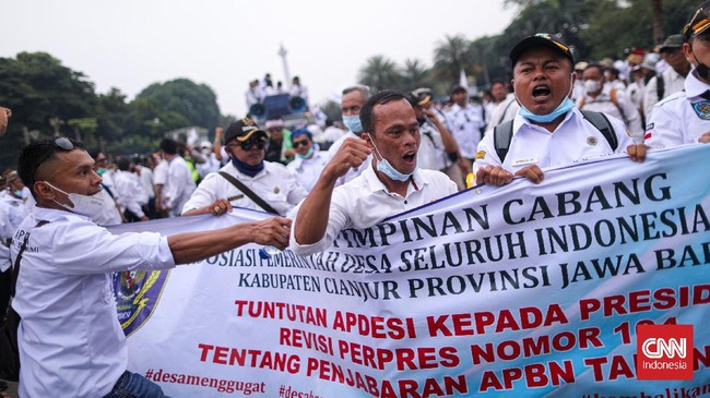 Pengamat kebijakan publik Agus Pambagio mendorong pengawasan ekstra terkait penggunaan dana desa yang disepakati DPR bertambah jadi Rp2 milar.