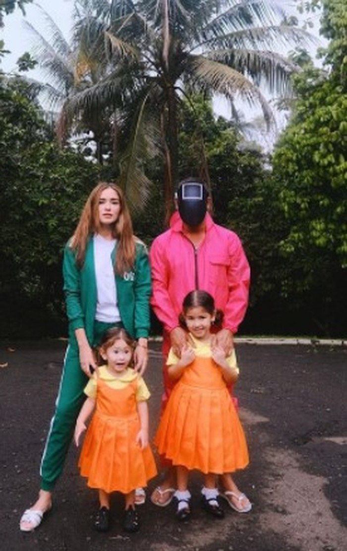Artis perempuan yang kompak bersama anaknya selanjutnya adalah Yasmine Wildblood. Untuk merayakan Halloween, Yasmine dan keluarganya menggunakan kostum Squid Game, salah satu serial Korea yang sempat viral beberapa waktu lalu. (Foto: Instagram.com/yaswildblood)