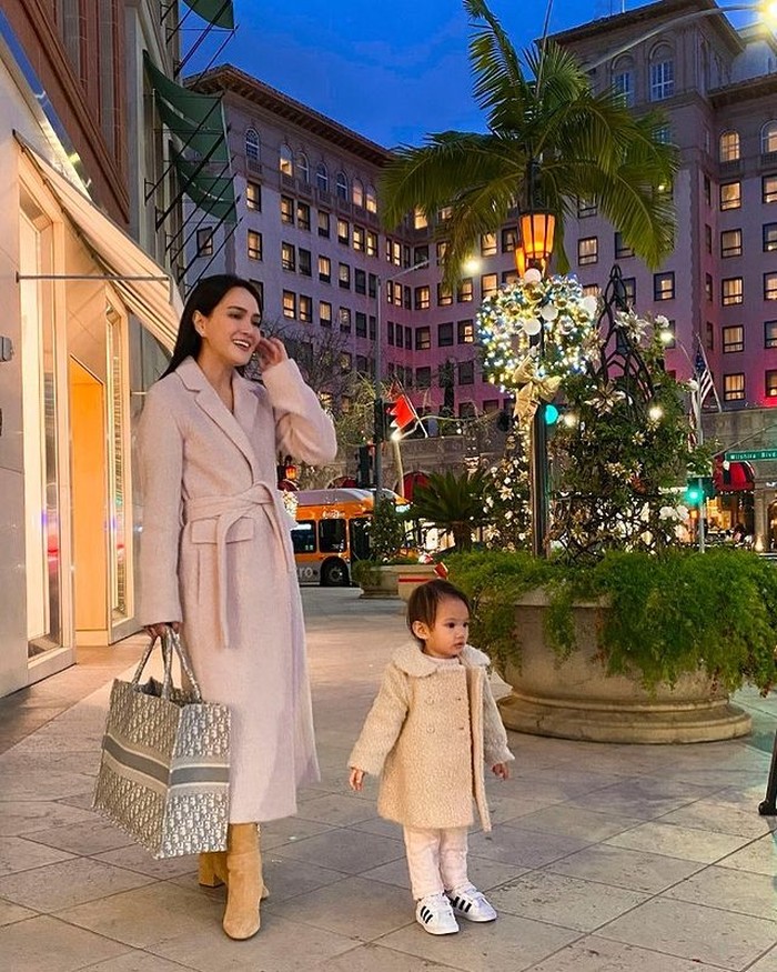 Artis perempuan terakhir adalah Shandy Aulia. Ia sering membagikan momen-momen spesialnya dengan sang buah hati, Claire Herbowo. Claire bahkan memiliki akun Instagram pribadi yang dikelola ibunya sendiri, yakni @missclaireherbowo. Potret ibu dan anak ini juga selalu kompak kenakan outfit yang sama. (Foto: Instagram.com/shandyaulia)