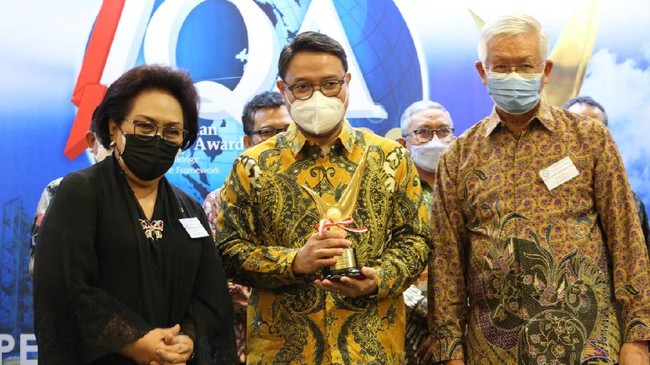 Dalam ajang IQA Foundation, BPJS Kesehatan menyabet 2 penghargaan sekaligus karena dinilai sukses membangun organisasi dengan kinerja bagus dan berdaya saing.