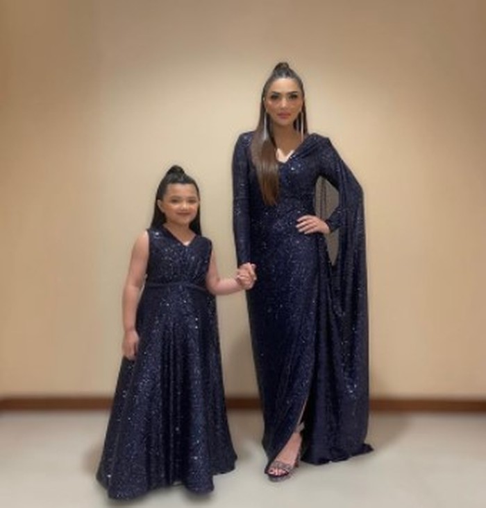 Buah hati Ashanty yang bernama Arsy ini juga memiliki paras menawan, sama seperti ibunya. Selain itu, ia juga memiliki senyum manis yang kerap ditunjukkan melalui kamera. Keduanya sering kali menggunakan outfit kembaran. (Foto: Instagram.com/ashanty_ash)