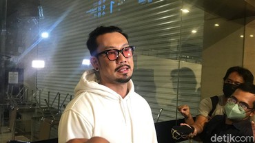 img-title Denny Sumargo Sebut Sepatu Laura Anna Ketinggalan di Rumahnya