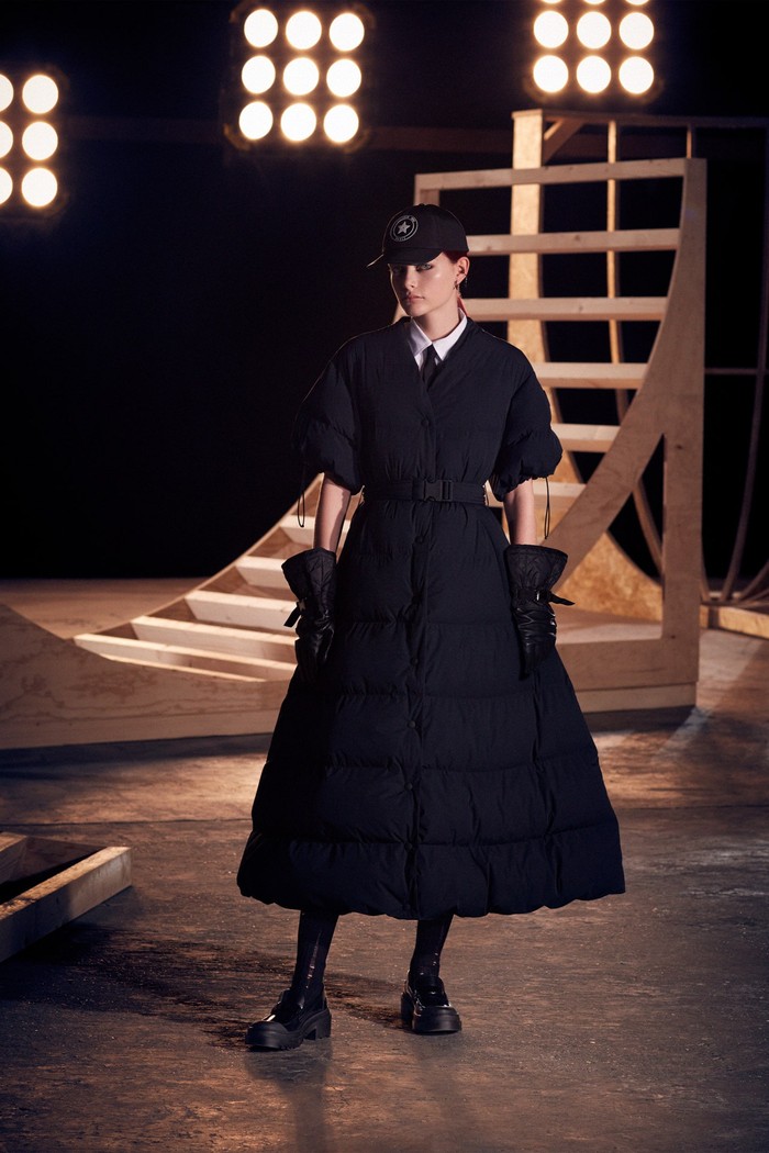 Siluet A-line khas Dior dikemas dalam rupa little black dress detail quilted. Foto: courtesy of Dior