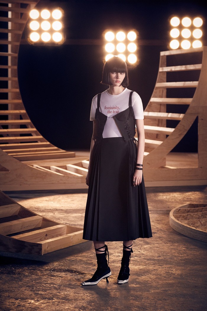 Selain logo, Maria Grazia Chiuri juga dikenal gemar menghadirkan slogan T-shirt. Kali ini ia 'menuliskan' penggalan kalimat dari penulis Simone de Beauvoir. 'Femininity is a trap'. Foto: courtesy of Dior
