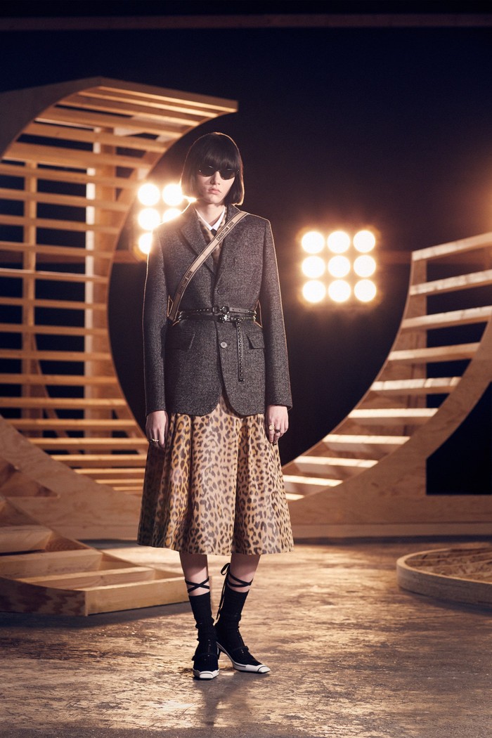 Gaya New Look ,padanan jaket dan rok A-line, hadir dalam sentuhan yang glamor lewat motif leopard.Foto: courtesy of Dior