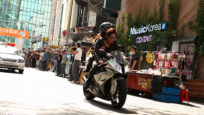 Acara K-Movievaganza Trans7 akan menayangkan film Korea, Quick (2011), pada Kamis (16/12), pukul 23.15 WIB.