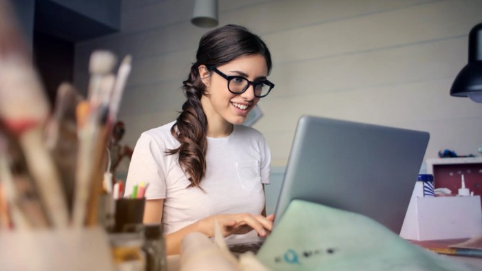 5 Rutinitas di Pagi Hari yang Perlu dilakukan agar Bisa Produktif Seharian, Nggak Lama Scrolling Sosmed Salah Satunya!