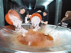 Fuji Masak 50 Kg Ceker Mercon Bareng Atta Halilintar dan Aurel