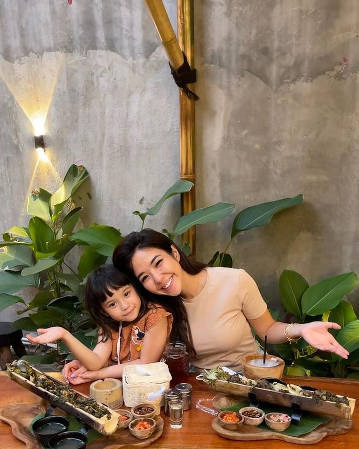 Gisella Anastasia juga kerap membagikan foto dengan buah hatinya yang bernama Gempita Nora Marten. Bersama ibunya, ternyata Gempi pandai meniru gerakan TikTok dan menyanyi, lho! (Foto: Instagram.com/Gisel_la)