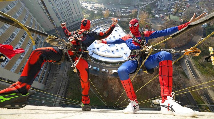 Italy Super Heroes Hospital Sekelompok relawan dengan kostum superhero datang memberi kejutan. Mereka menghibur anak-anak yang tengah dirawat di rumah sakit San Paolo di Milan, Italia, Rabu, (15/12/2021). (AP Photo/Luca Bruno)
