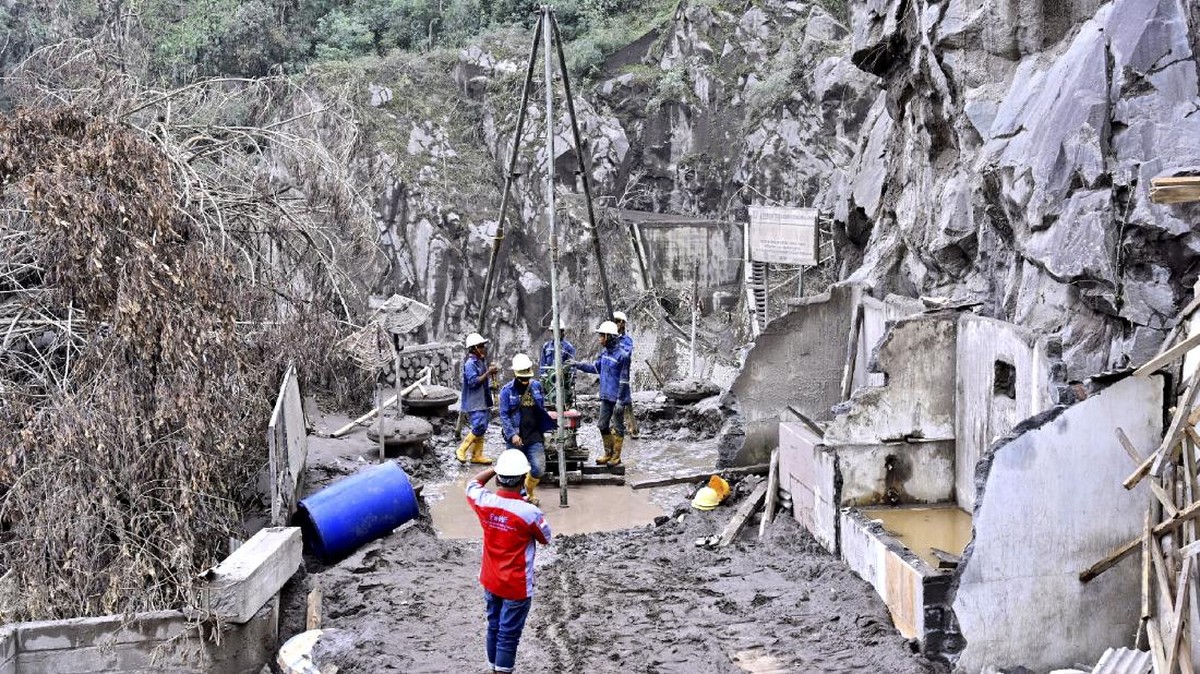 FOTO: Pembangunan Jembatan Darurat Lumajang-Malang