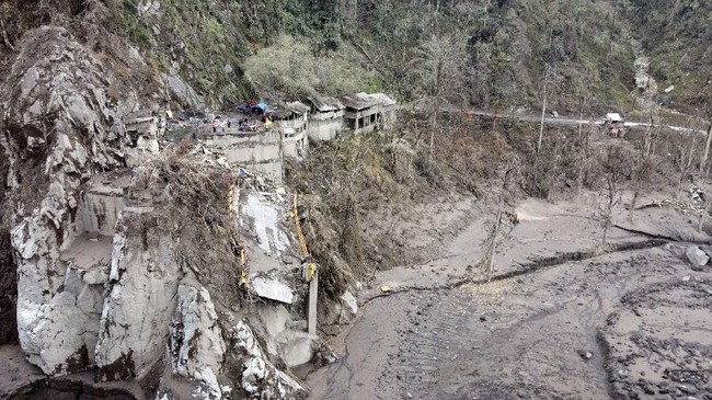 FOTO: Pembangunan Jembatan Darurat Lumajang-Malang