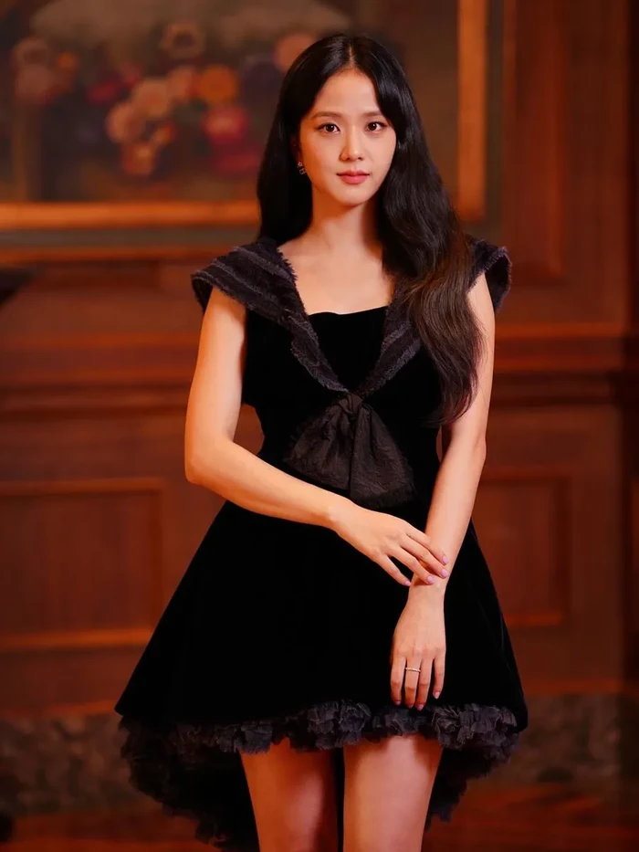 Dalam konferensi pers untuk drama Snowdrop, Jisoo BLACKPINK tampil anggun dan elegan dalam balutan gaun berwarna hitam dari rumah mode ternama, DIOR./ Foto: kbizoom.com