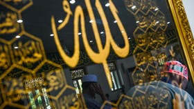 Hiasan Lafaz Allah Lapis Emas 2,6 Kg di Kubah Masjid Maluku Dicuri