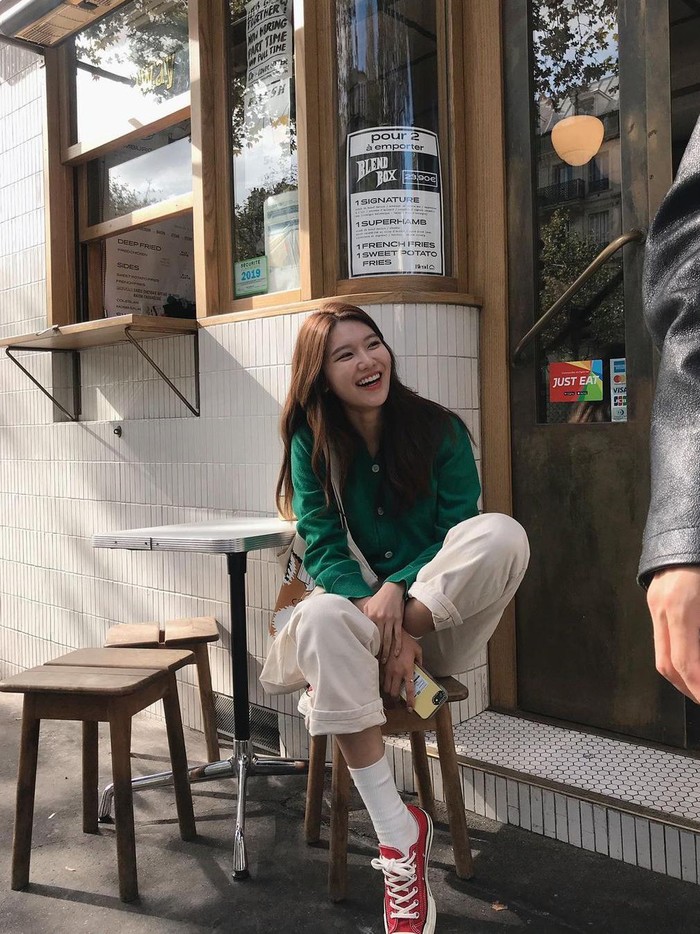 Kamu bisa memilih outfit yang santai saat hangout besama teman saat hari Natal, Beauties. Agar tetap terasa vibes Natal, kamu bisa memadukan warna hijau dan merah dalam tampilanmu seperti yang dikenakan Sooyoung ini./ Foto: Instagram.com/sooyoungchoi