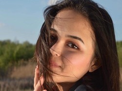 Laura Anna Disebut Pura-pura Bahagia, Senyumnya Palsu
