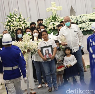 Detik-detik Prosesi Kremasi Laura Anna, Tangis Keluarga & Sahabat Pecah