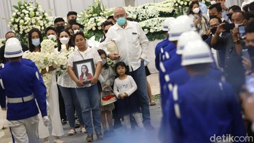 img-title Detik-detik Prosesi Kremasi Laura Anna, Tangis Keluarga & Sahabat Pecah