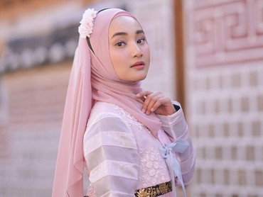 img-title Wajah Mejeng di Time Square New York, Fatin Shidqia Berlinang Air Mata