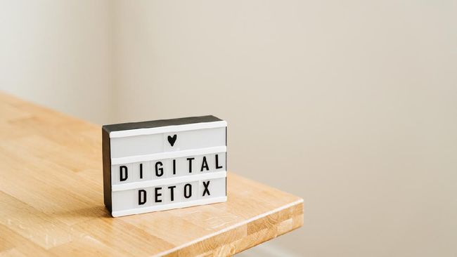 Sejak pandemi Covid-19, sebagian besar orang lebih banyak terkurung dalam ruang digital. Berikut cara detoks digital kala libur Natal dan Tahun Baru.