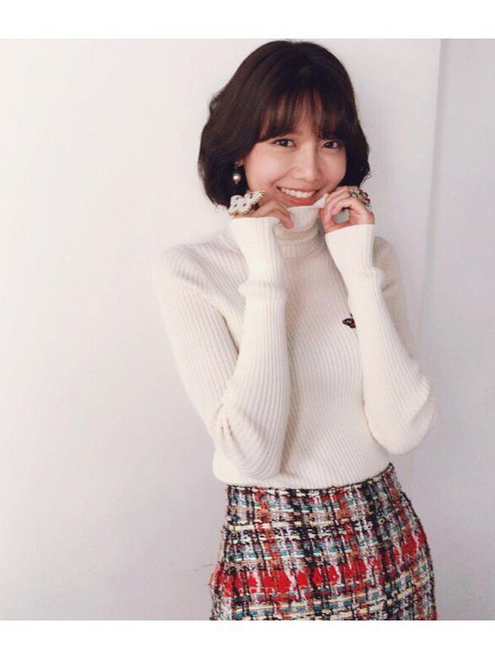 Musim hujan yang datang di bulan Desember, memang membuat cuaca jadi terasa dingin. Agar malam Natal kamu tetap terasa hangat, kamu bisa pilih turtle neck yang dipadukan dengan plaid skirt berwarna merah ini, Beauties./ Foto: Instagram.com/sooyoungchoi