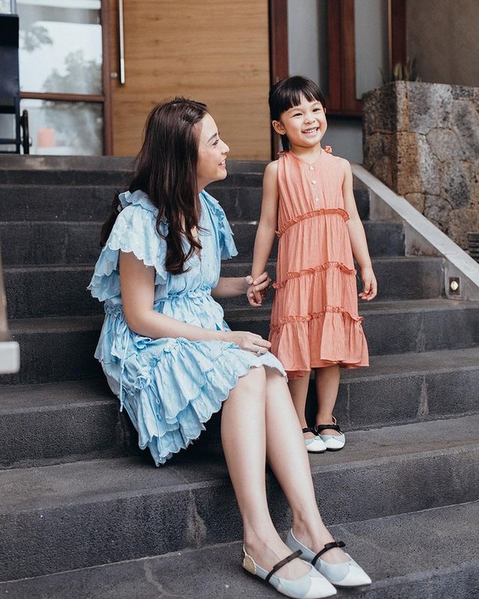 Nastusha Olivia Alinskie telah mulai tumbuh besar dan cantik! Sama seperti ibunya, ia juga memiliki senyuman manis dan imut yang kerap dipamerkan oleh Chelsea melalui media sosial. (Foto: Instagram.com/Chelseaoliviaa)