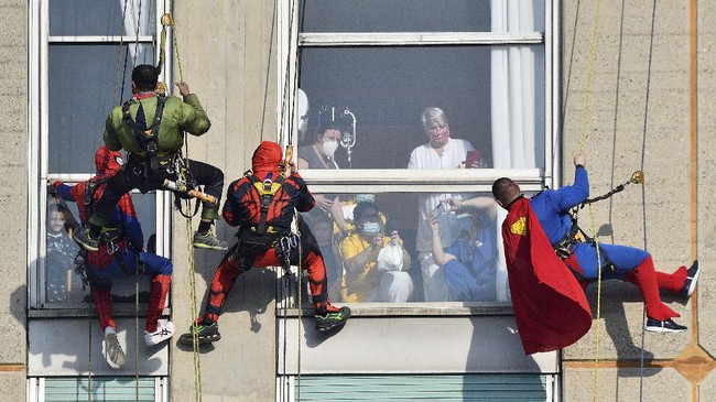 FOTO: Aksi Pahlawan Super Hibur Anak-anak di Rumah Sakit Italia