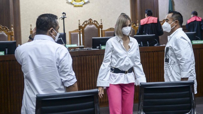 Terdakwa narkoba, Nia Ramadhani, mengaku mendapatkan informasi bahwa ada zat yang bisa mengurangi kesedihan atas kematian ayahnya dari lokasi syuting.