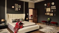 <p>Berbeda dengan nuansa di ruangan lainnya, kamar tidur Shah Rukh Khan justru didominasi dengan warna hitam dan merah, Bunda. Meski begitu, ia tetap menggunakan unsur kayu pada pintu dan lantai. (Foto: Instagram: @gaurikhan)</p>