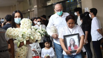 SEBUT AYAH LAURA ANNA TERBUAT DARI BATU