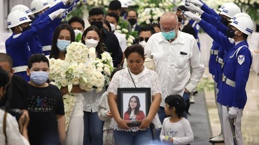 img-title Alasan Keluarga Ingin Abu Tulang Laura Anna Disimpan di Rumah